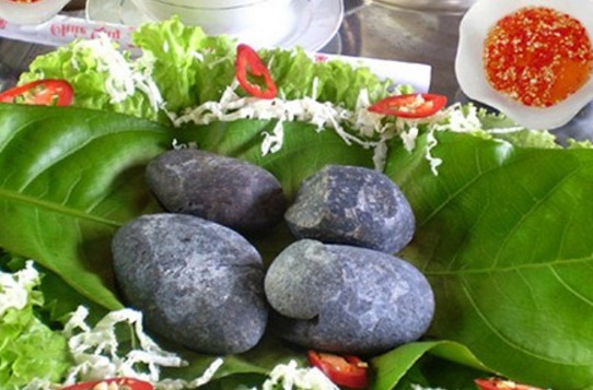 Tên món ăn dễ làm người nghe liên tưởng đến mầm đá của Trạng Quỳnh. Tuy không phải vậy nhưng sỏi mầm – đặc sản Hậu Giang – cũng có cách thưởng thức rất khác biệt. Lần đầu tiên nhìn thấy cách bài trí món ăn hẳn ai cũng phải ngạc nhiên. Bởi thay vì nồi niêu hay bếp, thì lại có 3 hoặc 4 viên sỏi được nung thật nóng đặt trên đĩa, xung quanh bày rau sống và cải bắp thái nhỏ, rau thơm, ớt tươi, còn thịt heo rừng ướp sẵn gia vị được bày riêng. Người ăn gắp thịt heo rừng mỏng dính để lên hòn sỏi đang nóng rẫy cho đến khi mùi thơm tỏa lan, vàng săn là đạt. Sau đó, gắp thịt từ trên sỏi cùng rau sống và chấm nước mắm chua ngọt rồi thưởng thức.