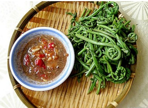 Đọt choại là món rau dân dã ở Hậu Giang. Loại cây này có lá xoăn tít, cuộn lại, vị ngọt nhẹ, thơm, giòn, được chế biến để nhúng lẩu cá ngát, ăn sống, trộn nước mắm giấm tỏi, chấm nước tương, xào tép, canh chua bông điên điển... Rau đọt choại có đặc điểm dễ úa nên ăn đến đâu, người dân mới đi hái, để lâu sẽ mất vị ngọt. Những bụi đọt choại có vòi dài, lá xoắn, chưa kịp bung ra mới ngon. Giá khoảng 10.000 đồng một bó nhỏ.