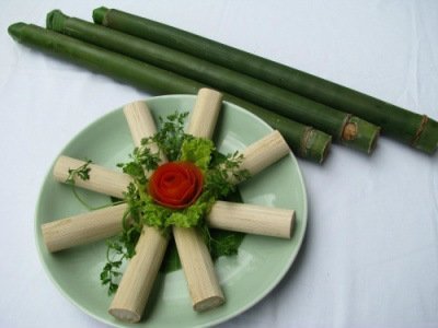 Cơm lam được làm bằng cách bỏ gạo nếp vào ống nứa tươi non, đổ nước xâm xấp sau đó đem nướng trên lửa. Cơm chín với vị thơm của hạt gạo quyện với mùi thơm tự nhiên của nứa tươi khiến du khách khó lòng quên một món ăn vùng Tây Bắc. Hiện nay, cơm lam đã trở thành món ăn đặc sản của khách sạn, nhà hàng ở nhiều nơi trong nước, không chỉ riêng ở Hoà Bình.