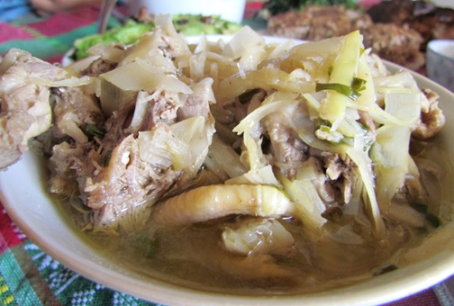 Ở Hòa Bình, gà Lạc Sơn được coi là ngon nhất. Gà Lạc Sơn sống trên núi đá vôi, uống nước sông Bưởi nên thịt dai, thơm và lạ. Đây cũng là nguyên liệu lý tưởng để làm món đặc sản măng chua nấu thịt gà - món ngon Hòa Bình không thể bỏ qua.  Để có món này đúng điệu, người đầu bếp sẽ chọn gà nhỡ, sơ chế, bỏ lòng mề rồi chặt ra từng miếng nhỏ, tiếp đó mới đem ướp cùng măng chua và các loại gia vị khác, chỉ nửa tiếng là gà ngấm. Khi ấy đem đi nấu bếp củi, lửa đều, không quá to chừng 1 - 2 tiếng. Đặc biệt, khi gà và măng nhừ, người ta còn cho thêm hạt dổi nướng giã nhỏ vào chung.