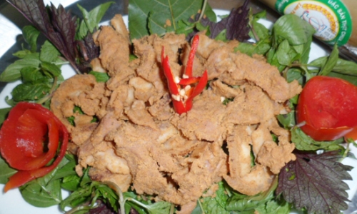 Thịt lợn nuôi thả ướp với men của lá rừng cùng với gạo rang giã nhỏ thời gian khoảng 60 phút. Sau đó lấy lá chuối rừng hơ trên lửa, lau sạch rồi lót vào đáy bồ làm bằng tre, nứa, trước khi đưa thịt vào bồ. Phần dưới của bồ (trên của lá chuối) được rải một lớp gạo rang nhỏ trộn với muối rang sau đó xếp thịt lên, cứ một lần xếp thịt lại rải một lần gạo rang với muối. Sau đó đậy kín nắp bồ bằng lá chuối và để bồ thịt muối ở quang bếp củi hoặc trên gác bếp đun củi. Khi khách du lịch thưởng thức món thịt lợn chua vẫn cảm nhận được màu sắc của thịt, ngậy của bì, độ chua của men rừng, độ mặn vừa phải của muối, độ thơm của gạo. Món ăn này thường được ăn với các loại lá rừng.