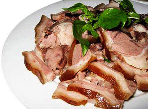 Lợn thả rông được thui vàng, thui đến đâu cạo lông đến đó rồi rửa sạch trước khi mổ lấy phần nội tạng. Không rửa lại nước mà chỉ lấy lạt giang buộc treo lên cho ráo máu. Thịt lợn làm như vậy sẽ để được lâu, không bị ôi thiu. Sau đó, thịt được pha ra cho vào nồi luộc trên bếp củi ở nhiệt độ vừa phải. Khi thịt vừa chín tới đem ra thái mỏng, bày trên lá chuối rừng tươi xanh. Thịt nóng quyện với lá chuối rừng tạo ra hương vị thơm ngon.  Thịt luộc được chấm với muối rang và hạt dổi nướng giã nhỏ. Khách du lịch thưởng thức món ăn sẽ cảm nhận được độ ngọt của thịt lợn, giòn của bì và mỡ, mùi thơm của lá chuối, hương vị của hạt dổi, đậm đà của muối rang. Mỗi khi ăn xong không ai có thể quên được.