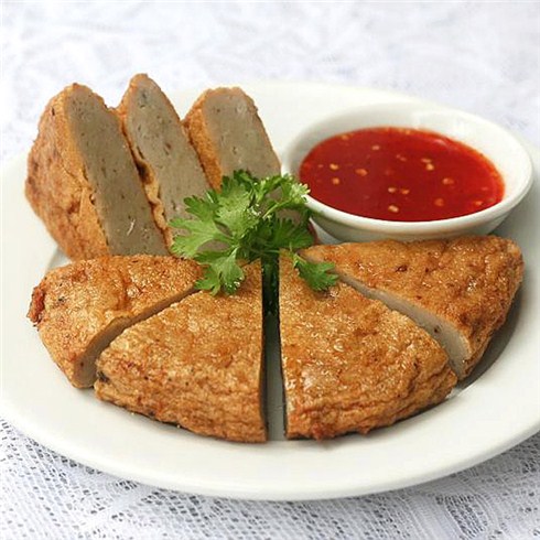 Không cần phải nói, chả cá chính là đặc sản nổi tiếng nên mua làm quà khi du lịch Nha Trang. Bởi nó là sự kết hợp cả các loại cá tươi không xương hoặc ít xương như: cá mối, cá thu, cá thởn, cá rựa, cá nhồng, cá chuồn, cá cờ,…với các loại gia vị bí truyền, và điều đó đã tạo nên những miếng chả cá ngon, mềm mịn và hơi dai mà không chả cá ở đâu có được.