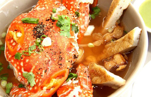 Bánh canh ghẹ - đặc sản Kiên Giang - vốn dĩ đã ngon, bánh canh ghẹ chả của Hà Tiên lại càng hấp dẫn vì nguyên liệu xuất sắc. Ghẹ, cá làm chả, tôm, đầu cá thu chế biến nước dùng đều tươi và chất lượng.  Nước lèo từ tôm khô, thịt, xương heo lại được cho thêm đầu cá thu lấy khi tàu vừa cập bến thơm, ngọt, mặn mà lại rất thanh. Còn chả cá chế biến bằng thịt cá thu càng đáng nói. Cá tươi nạo, trộn với gia vị cơ bản như tiêu, tỏi, hành, bột ngọt, mắm rồi quết thật đều tay.  Khi hỗn hợp nhuyễn đều, ép dẹp đem hấp chín hoặc chiên. Từng miếng chả dậy mùi khi ăn sẽ được thái nhỏ vừa dai, vừa giòn, vừa đậm đà. Đặc biệt, ghẹ không quan trọng là to hay nhỏ nhưng thật chắc thịt, còn sống cho vào luộc nên ngọt ngon.