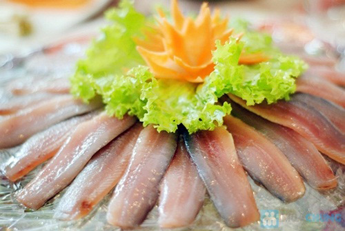 Đĩa gỏi cá trích mới được mang ra dễ khiến người ăn lúng túng vì bên trên phủ toàn dừa nạo trắng muốt. Thực khách sau đó phải trộn đều lên mới nhận rõ tầng sâu hấp dẫn với những miếng thịt cá tươi rói, rau thơm, đậu phộng ngon mùi, hành tây, ớt tươi tạo thành tập hợp nhìn đã thấy mê.  Vậy nên thật nhanh tay cầm miếng bánh tráng, nhúng sơ vào nước cho mềm rồi nhón chút rau sống nào xà lách, dưa leo, rau thơm… gắp gỏi cho lên trên, sau đó, cuộn lại thật chắc tay, chấm vào chén tương nâu vàng đầy mời gọi để biết món gỏi cá trích quả đúng lừng danh.