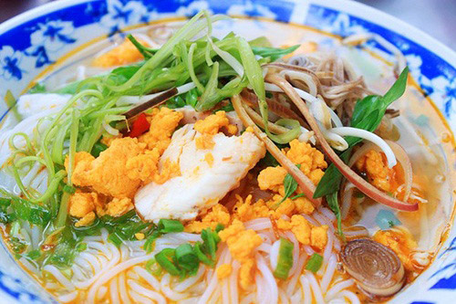 Bún cá Kiên Giang khác biệt từ cách làm cho đến hương vị cũng là món ăn được du khách phương xa yêu thích. Để làm món bún cá này, người ta dùng cá to khoảng 1 kg, rửa sạch, cắt thành 3 khúc. Làm sạch dạ dày nhưng để nguyên bộ lòng. Tiếp đó, đem cá đi hấp chín, rồi lột da, bẻ thịt cá thành từng miếng. Vị nước dùng thanh thơm mùi cá, mùi mực và beo béo trứng khó mà tìm gặp ở món bún nơi nào khác. Bún dai, thơm dừa, cá tôm ngon ngọt. Tất cả đều làm hài lòng khách đến, vừa lòng khách đi.
