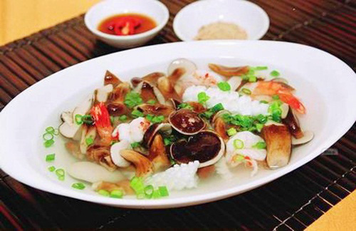 Nấm tràm có nhiều ở Phú Quốc là loại đặc sản có thể chế biến thành rất nhiều món ngon. Tuy nhiên, nấm tràm không phải lúc nào cũng sẵn. Muốn ăn nấm tươi phải đúng mùa mưa. Lá và vỏ của cây tràm rơi rụng thành từng lớp của mùa trước đã bắt đầu biến thành lớp mùn là nơi để nấm tràm phát triển. Nấm tràm bắt đầu rộ dần và kéo dài khoảng hơn tháng thì hết mùa.  Luộc gà rồi cho nấm tràm vào nấu với nước gà luộc là món đơn giản và giữ được vị nguyên của nấm nhất. Vừa xé gà chấm muối tiêu chanh, thỉnh thoảng húp chút nước, gắp miếng nấm tràm ngắm trời mưa thật ấm người, ấm lòng và thỏa mãn cái dạ dày.