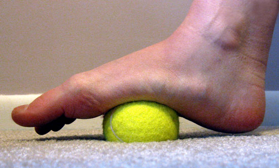 Massage bằng b&oacute;ng tennis trị thấp khớp hiệu quả 