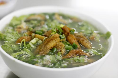 Canh cá rô Hưng Yên là canh cá ngọt, được ăn cùng rau cải trần. Cá được chế biến từ những con cá rô nhỏ chỉ hơn đầu đũa một chút. Dù nhỏ thế vẫn phải nấu chín, cũng tỷ mỷ gỡ xương từng con, rồi được lọc sạch sẽ, tẩm ướp gia vị cẩn thận rồi đem chao dầu cho săn thịt lại, óng vàng sắc nghệ.   Cá rô đồng đã nổi tiếng thơm ngon, cách chế biến lại kì công như vậy nên càng ngọt thịt, đậm đà. Canh cá rô được ăn cùng bánh đa Hưng Yên chính hiệu và đậu phụ rán vàng giòn.