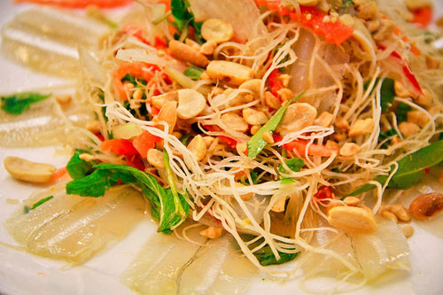 Tuy gỏi cá mai giờ đây không là đặc sản của riêng Nha Trang nhưng nếu là người sành ăn, hẳn không khó để du khách nhận ra sự khác nhau về hương vị cũng như đặc trưng của gỏi cá mai Nha Trang với gỏi cá mai Phan Thiết hay gỏi cá mai Vũng Tàu.  Nguyên liệu chính của món này là cá mai tươi, gia vị nêm, tỏi, ớt, đậu nành rang giòn thơm, gừng thái chỉ, hành tây thái mỏng, rau thơm các loại và chanh tươi hay dấm.  Yếu tố quyết định món gỏi có ngon hay không phụ thuộc vào nước chấm. Nếu như ở Phan Thiết, nước chấm được chế biến từ nước mắm, me với vị chua ngọt thì ở Nha Trang nước chấm cũng được làm khá công phu. Người ta chọn loại nước mắm thật ngon, tỏi ớt băm thật nhuyễn kết hợp với ít nước chốt chanh và đường để tạo cho nước chấm có vị mặn mặn, chua chua, ngòn ngọt. Để nước chấm ngon hơn, đậm đà hơn, người Nha Trang còn cho thêm một ít đậu nành rang, giã nhuyễn.  Gỏi cá mai thường được ăn kèm với bánh tráng, rau sống, khế chua, chuối chát.