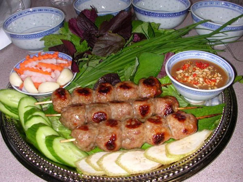 Nem Ninh Hòa bao gồm nem chua hay nem nướng. Tuy nhiên, hầu hết các khách du lịch sẽ đều chọn nem nướng để thưởng thức ở Nha Trang và mua nem chua về làm quà cho mọi người.  Nem Ninh Hòa cũng sử dụng da heo thái sợi như nem chua Thanh Hóa nhưng thay vì gói bằng lá chuối, nem ở đây được gói bằng lá chùm ruột hoặc lá khế còn non để để tạo mùi thơm. Ăn nem Ninh Hòa, bạn sẽ cảm nhận được mùi thơm của thịt, vị chua dịu, ngọt, giòn, cay nhẹ quyện lẫn nhau rất thú vị. Đặc biệt, món nem nướng được ăn kèm với nộm từ đu đủ xanh mang lại một hương vị khá mới lạ.
