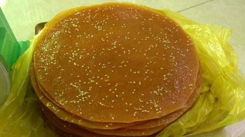 Bánh tráng xoài Nha Trang đặc biệt với vị xoài chua thanh, ngòn ngọt đậm đà đã làm say lòng nhiều du khách.  Bánh tráng xoài xuất xứ từ đất Cam Ranh, tỉnh Khánh Hoà (Nha Trang) – địa phương có giống xoài ngon ngọt nổi tiếng của nước ta. Bánh tráng xoài được chế biến khá đơn giản, nhưng phải thật khéo léo.