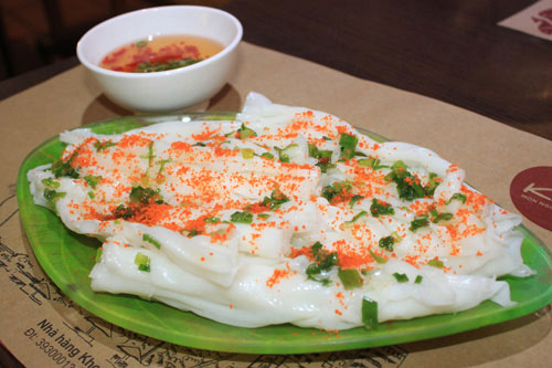 Ở Nha Trang, nổi tiếng và được nhiều người biết đến nhất là bánh ướt Diên Khánh, một huyện giáp ranh với thành phố Nha Trang. Từ lâu, bánh ướt Diên Khánh được biết đến với việc ăn kèm cùng với hành phi, giá trụng, tóp mỡ, chả lụa và nem chua. Miếng bánh mềm thơm mùi gạo, thêm một ít xoài xanh chua cuốn vào, chấm kèm với mắm sẽ cho mỗi người một cảm nhận.