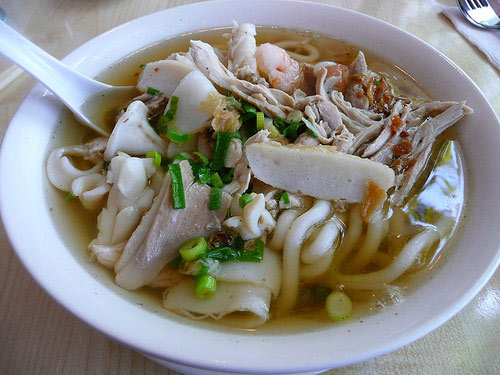 Bún chả cá là món ngon Nha Trang mà hầu như ai tới đây cũng phải tìm thử. Dù là chả hấp hay chả chiên thì chả cá vùng biển đều hấp dẫn như nhau. Chả chiên thì thơm lừng, chả hấp thì ngọt dai. Nếu muốn đậm đà hơn, chỉ cần chấm thêm chút mắm nhĩ tỏi ớt là “hết sảy”.