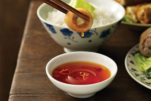 Nước mắm Phú Quốc là một trong các loại nước mắm không những nổi tiếng ở Việt Nam mà còn được biết ở nhiều nước trên khắp thế giới. Nước mắm Phú Quốc được sản xuất từ nguyên liệu chính là cá cơm Phú Quốc, có truyền thống trên 200 năm.  Bất cứ loại cá nào cũng có thể sử dụng để làm nước mắm, nhưng người sản xuất nước mắm Phú Quốc chỉ sử dụng duy nhất loại cá cơm làm nguyên liệu. Loại cá cơm cho nước mắm ngon nhất là Sọc Tiêu và Cơm Than. Người ta trộn 2 hay 3 phần cá với 1 phần muối rồi để đến 1 năm, càng để lâu hàm lượng đạm càng cao nhưng nước mắm ít thơm và màu bị sậm hơn. Người ta còn chôn nước mắm vài ba năm, lúc đó màu nước mắm thành đen gọi là nước mắm lú, dùng để chữa bịnh. Nếu dùng cá ươn thời gian sẽ mau hơn nhưng nước mắm không thơm và màu không đẹp.