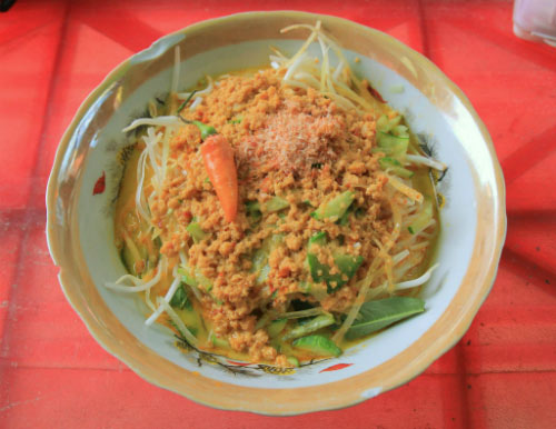 Bún kèn là món ăn rất riêng của ẩm thực Hà Tiên với cách chế biến cầu kỳ, nhiều công đoạn. Để thực khách có thể cảm nhận được vị ngon của cá, đậm đà của dừa tươi trong nước dùng hay các loại rau giá, dưa leo ăn cùng, người đầu bếp phải rất cẩn thận trong khâu làm cá, nấu nước lèo.  Tô bún khi được bày biện thường rất bắt mắt với một lớp tôm khô giã nhuyễn rắc lên trên cùng các loại rau thơm. Một trong những cửa hàng bán bún kèn ngon nhất là nằm ở đầu đường Trầu Hầu, gần chợ Hà Tiên.