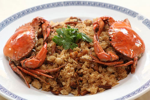 Thành phần chính của cơm xào ghẹ Phú Quốc là cơm trắng, thịt ghẹ bóc sẵn, hành tây xắt lát mỏng, tỏi, ít tương cà vàng, dầu ăn. Thịt ghẹ khoảng 300g bỏ vào chảo xào sau khi phi tỏi vàng cùng với hành tây, cơm trắng khoảng một ký cho năm người dùng. Tương cà giúp cho món ăn có màu sắc đẹp, nêm gia vị vào để có hương vị ngon, khi chế biến cũng thể dùng hạt nêm thay thế cho gia vị.  Cơm xào ghẹ Phú Quốc khi chế biến có màu vàng ươm cũa tơ vàng óng ánh rất đẹp. Cơm khi xào xong được ăn kèm với dưa leo xắt nhuyễn, rau tươi, cà chua xắt lát dùng với nước mắm pha chế sẵn. Đây là món ăn ngon, giàu chất đạm, vị lạ đặc trưng rất ấn tượng và cũng rất khó quên.