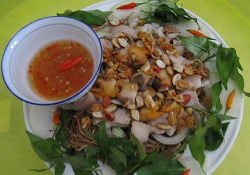 Những con sò lông béo ngậy màu vàng cam được trộn cùng thịt ba chỉ, hoa chuối thái nhỏ, rau răm hay lạc giã lẫn trong nước sốt chua ngọt tạo nên món gỏi kích thích vị giác.  Làm món này rất nhanh và dễ dàng nên thường khi khách gọi, chủ quán mới chế biến. Những con sò trước đó đã được ngâm cùng vài trái ớt giã dập cho nhả hết chất bẩn, đất cát trong miệng, rồi luộc cùng với một vài nhánh sả.  Khi nồi nước sôi, người ta nhanh tay đảo đều sò cho đến khi mở hết miệng, rồi gỡ ruột sò béo ngậy cho vào đĩa. Thịt ba chỉ luộc cùng nước dừa được thái mỏng sẵn. Bắp chuối thái nhỏ ngâm nước lạnh pha chanh cho bớt thâm được vớt ra. Tất cả được trộn cùng với chút nước mắm chanh, tỏi, ớt cho vừa miệng.