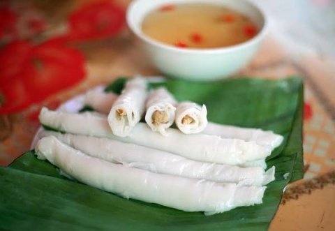Không nổi tiếng bằng bánh cuốn Thanh Trì, không ồn ào như bánh cuốn trứng Cao Bằng, bánh cuốn Phú Thị lặng lẽ hơn nhưng đã nếm thử thì không thể quên. Lớp vỏ bánh không bóng bằng nơi khác vì nó không được bôi một lớp mỡ mỏng. Lớp nhân cuộn bên trong lá bánh cũng đặc biệt với thịt lợn nạc băm nhỏ xào với hành khô. Bát nước chấm thêm một chút nhân thịt băm trở nên đậm đà và đẹp mắt hơn. Ăn một lần sẽ nhớ mãi miếng bánh mềm mịn cùng với vị bùi thơm.