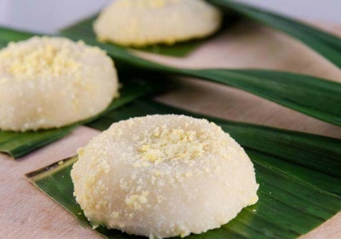 Từ bao đời nay, bánh dày làng Gàu đã được xếp ngang với tương Bần. Bánh được làm từ gạo nếp cái hoa vàng, gạo vo kỹ, ngâm với nước sạch và đồ chín. Nhân bánh là đỗ xanh đãi sạch vỏ, thổi chín, giã nhuyễn, nắm thành từng nắm nhỏ. Nếu làm bánh mặn thì dùng nhân thịt nạc, làm bánh ngọt, trộn đỗ xanh với đường cát.