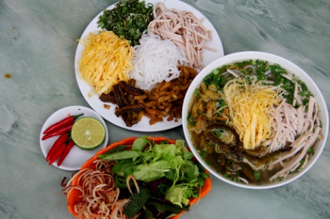Nhắc đến đặc sản Phố Hiến, phải nói đến bún thang lươn. Bát bún như một thang thuốc quý bồi bổ cho 13Win19 ưu đãi hấp dẫn và như bức tranh nghệ thuật sống động với đủ màu sắc của bún, lươn, trứng, giò, hành, răm… Người thưởng thức ẩm thực sành điệu sẽ tấm tắc khi cảm nhận vị ngọt đậm đà của nước dùng.Nhắc đến đặc sản Phố Hiến, phải nói đến bún thang lươn. Bát bún như một thang thuốc quý bồi bổ cho 13Win19 ưu đãi hấp dẫn và như bức tranh nghệ thuật sống động với đủ màu sắc của bún, lươn, trứng, giò, hành, răm… Người thưởng thức ẩm thực sành điệu sẽ tấm tắc khi cảm nhận vị ngọt đậm đà của nước dùng.
