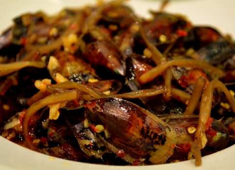 Cà xỉu là một món ăn rất độc đáo ở Hà Tiên - Kiên Giang, có thể khiến bạn 'xỉu' khi lần đầu thưởng thức, bởi loại đặc sản này nhìn giống con côn trùng với cái râu thật dài và to. Cà xỉu tươi ngon nhất vẫn là muối buổi sáng xào buổi chiều, bởi khi đó vị mặn của muối hãy còn chưa ngấm hết vào trong thịt. Chắc chắn đây là món ngon mà cánh mày râu rất thích.