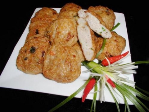 Sẽ thật thiếu sót khi không nhắc đến một món ăn đậm đà hương quê - chả gà Tiểu Quan. Gắp miếng chả gà giòn thơm, nhấp thêm chút rượu cay thực khách sẽ không quên món ăn dân dã này.