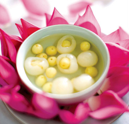 Chè sen long nhãn phố Hiến (Hưng Yên) thường được vua chúa xưa dùng để tráng miệng. Nguyên liệu chính của món chè tiến vua này là những quả nhãn lồng phố Hiến, loại nhãn có hương vị thơm quý phái, cùi dầy, ăn giòn, ngọt hơn bất cứ các loại nhãn nào khác. Phụ nữ Hưng Yên nổi tiếng là nấu món chè này thơm ngon. Nếu bạn ghé thăm chùa Hiến vào dịp mùa thu nhất định sẽ được thưởng thức món đặc sản này của người dân nơi đây.