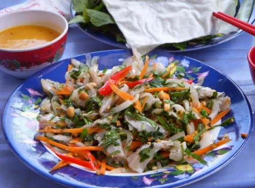 Đến Hà Tiên - Kiên Giang, du khách không thể nào bỏ qua món gỏi cá ở ngã ba Cây Bàng – cách thị xã Hà Tiên khoảng 5 cây số.  Cá ở khu vực Cây Bàng được lấy trực tiếp từ các ghe của ngư dân bản địa, còn tươi roi rói. Cá mang về làm sạch, thái mỏng và trộn với các loại gia vị, nước giấm đường, hành tây, hành phi, rau mùi… đã có món ăn đặc trưng của biển. Món gỏi cá ngon lành bởi mùi vị đậm đà, cá không còn mùi tanh. Nước chấm được chế biến có vị chua và ngọt.