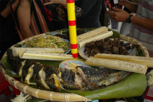 Tại cao nguyên Măng Đen, Kon Tum là vùng có nhiều hồ, nước mát lạnh quanh năm. Vì vậy cá hồi, cá tầm được nuôi và sinh trưởng thuận lợi ở đây. Cá Tầm là loại cá xương sụn, toàn bộ hệ thống xương của cá cũng như đầu cá đều cấu tạo từ sụn, thịt cá tầm trắng, dai, có vị béo ngậy, thành phần dinh dưỡng cao, dễ hấp thụ. Đến đây bạn được thưởng thức món cá tầm mới được bắt lên từ hồ tươi roi rói. Cá tầm được làm sạch, tẩm ướp gia vị từ các loại cây dược liệu của núi rừng Măng Đen, sau đó được hấp, um hoặc nướng, sấy…  bằng than hồng, hoặc nấu với măng le rừng chua món nào củng ngon tuyệt.