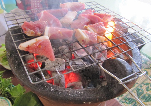 Bê non nướng là món ngon độc đáo thứ hai của Kom Tum. Thịt bê mềm và ngọt, nướng miếng thịt thật dầy trên than hồng rồi chấm muối ớt. Vị ngọt của thịt, vị đậm đà của muối hột và một chút cay cay của miếng ớt tươi, một chút cay của lá húng lủi, một chút chan chát của chuối non khiến món ăn trên cả tuyệt vời. Ở đây người Kon Tum không cắt thịt mỏng như các quán ở Sài Gòn mà cắt thật dày, nhưng thịt vẫn mềm ngọt, phần da thì giòn giòn.