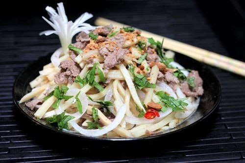 Nếu ai đã có dịp ghé qua các bản làng người Thái ở Lai Châu sẽ không chỉ biết đến một truyền thuyết đầy cảm động về Hoa Ban – Măng Đắng mà còn được thưởng thức một món ăn có chứa đủ vị: đắng, chua, cay, mặn, ngọt, bùi của món Măng nộm hoa ban.  Măng có rất nhiều loại, loại nào cũng dùng làm nộm được nhưng ngon nhất thì có măng nứa và măng đắng. Măng đắng cần sắt nhỏ ngâm nước muối 30 phút sau đó luộc 2 lần rồi vớt ra để ráo, còn nếu là măng nứa đem luộc rồi tước nhỏ. Hoa ban cần chọn những bông tươi, ngắt lấy những cánh hoa dày để dùng. Tiếp theo cần chọn được một con cá suối tươi ngon, mình dày, đem nướng trên than củi, gỡ lấy thịt. Sau đó pha hỗn hợp nước trộn chanh, tỏi, ớt, rau húng và rau mùi đã thái nhỏ. Cuối cùng trộn nhẹ nhàng đều tay  măng, hoa ban, cá và nước trộn. Tất cả hoà quyện tạo nên một hương vị đặc trưng của núi rừng, gắp từng miếng nộm du khách cảm nhận được vị đậm đà, thơm nồng của cá nướng, vị bùi bùi, ngầy ngậy của hoa ban, và vị đăng đắng của măng tươi.  Ăn rồi lại muốn ăn thêm nữa. Du xuân trong những ngày đầu năm ở Lai Châu, du khách không chỉ được thưởng thức những món ăn mang đậm hương vị mùa xuân núi rừng, mà còn được hoà mình trong không khí lễ hội của đồng bào các dân tộc nơi đây.