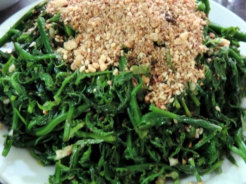 Rau dớn mọc ở khắp nơi trong vườn nhà, bờ ao, bờ suối nên thường có mặt trong bữa cơm hằng ngày của người Thái ở Lai Châu. Cách làm món này cũng khá đơn giản: chọn những ngọn non rửa sạch, phơi nắng cho khô rồi đồ chín, sau đó trộn đều cùng rau thơm, ớt, gừng, tỏ, mì chinh, muối và vắt thêm chút chanh tươi, Để khoảng 5 phút cho ngấm gia vị, sau đó cho lạc rang giã nhỏ vào là có thể ăn ngay được.