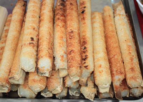 Cơm lam được coi là món ăn đặc sản của núi rừng Tây Nguyên. Để làm được cơm lam ngon đòi hỏi một sự tỉ mỉ đến từng chi tiết. Đầu tiên phải chọn cây nứa ngô còn non, chặt lấy gióng lưng chừng nứa rồi phạt đi đầu mặt, dùng lá nút lại, chất củi xung quanh đốt cho sôi. Gạo nếp làm cơm lam phải chọn loại nếp trắng, dẻo, thơm, tốt nhất là “khảu tan” (nếp tan). Ngâm gạo, vo sạch, rắc ít muối trộn đều rồi cho vào ống lam, cùng với dòng nước suối trong vắt sẽ tạo nên một cơm lam hương vị đặc biệt của núi rừng.