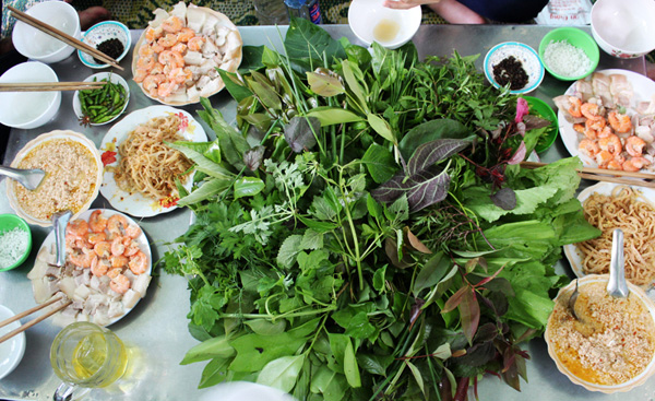 Nếu một lần đến phố núi Kontum nằm ở cực bắc Tây nguyên – Kontum, bạn đừng quên  thưởng thức món gỏi lá đặc sản nơi đây. Gỏi lá được chọn từ hơn 40 loại lá khác nhau, nhiều loại rất quen thuộc nhưng cũng có những loại phải tìm kiếm từ rừng Tây Nguyên mới có. Sau mỗi lần ăn, làm thêm một ngụm rượu được ngâm lâu ngày từ rễ cây đinh lăng. Cuối cùng là một nồi cháo cá lóc, nóng hổi để ăn lót bụng là tuyệt nhất. Theo nhiều người dân phố núi, ăn gỏi lá nhiều rất tốt, bởi hầu hết đều là những lá cây thuốc nam có tác dụng chữa bệnh. Người mắc các chứng bệnh về tim mạch, đường tiêu hóa… ăn vào có thể chữa bệnh.