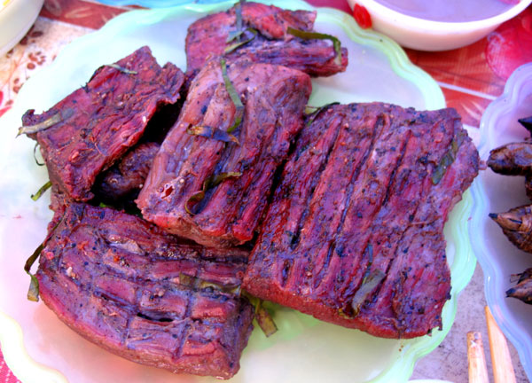 Cái tên lạ lùng lam nhọ miêu tả đúng tính chất của món ăn. Lam là nướng, nhọ là nhừ. Thịt trâu hoặc thịt bò ngon được nướng trên than hồng cho thật chín.Sau đó, người ta thái mỏng ngang thớ và trộn thịt cùng những gia vị quen thuộc miền núi: nào là mắc khén, ớt, tỏi, gừng và cả rau bí, quả bí non, quả cà rừng…