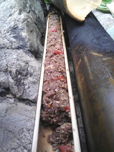 Với những nguyên liệu vốn có từ núi rừng, người dân tộc Ba Na ở Kon Tum chế biến thành những món ăn nướng trong ống lô ô rất độc và lạ. Sau khi rửa sạch các loại rau, cá sông, cá suối và các loại thịt gia súc, gia cầm băm nhỏ hoặc xắt thành sợi. Cà đắng, cà tím được xắt thành miếng. Cá mổ bỏ ruột, cắt thịt ra trộn rau rừng, măng rừng, sả, tiêu giã nhỏ cho vào ống lô ô. Còn thịt gia súc (trâu, bò, heo, dê) và gia cầm (gà, vịt) được thui trên bếp lửa rồi mới cạo hay vặt lông. Sau đó xẻ thịt, chặt từng khúc nhỏ, trộn gia vị cho vào ống lô ô để lên lửa than cây rừng nướng cho đến chín thơm phức hương vị độc đáo mà không có nơi nào có được.