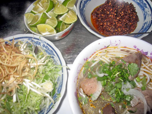 Tuy là đặc sản của Huế nhưng khi đến ấp Ánh Sáng, cạnh Hồ Xuân Hương, Đà Lạt, bạn vẫn có thể thưởng thức bún bò với hương vị không hề thua kém, có chăng chỉ là chút biến tấu để hợp hơn với khẩu vị của xứ lạnh cao nguyên. Đó là thay vì rau muống chẻ, bát bún bò Huế ở đây ăn kèm với xà lách thái nhỏ, giá đỗ và hoa chuối. Tùy theo khẩu vị, khách có thể gọi giò nạc, giò khoanh hoặc giò sụn.