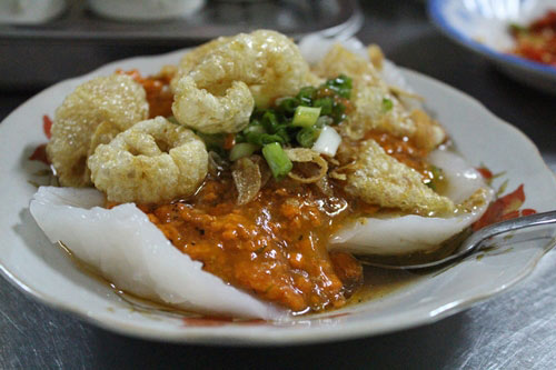 Bánh bèo Đà Lạt giống như bánh bèo miền Trung. Phần bánh được làm từ bột gạo, hơi dẻo. Nước sốt làm từ tôm, thịt băm nhỏ, thêm một ít da lợn chiên giòn và chén nước nắm chua ngọt bên cạnh. Bánh bèo ở đây thường được ăn kèm với những cây chả bò hoặc heo nho nhỏ thơm mùi tỏi. Món này nổi tiếng nhất ở đường Phan Đình Phùng, rất thích hợp để ăn vào những chiều mưa rả rích.