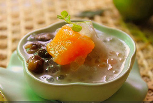 Gọi là chè hé chỉ bởi quán phục vụ chè chỉ hé cửa do tiết trời rất lạnh của Đà Lạt, hơn nữa với vị trí của mình, nên quán phải khép cửa để không gian dành cho khách thêm ấm cúng trong chiều Đà Lạt lộng gió. Không biển hiệu và nằm khiêm tốn ở con dốc của đường 3/2 thành phố Đà Lạt, quán chè hé đã rất nhiều tuổi tồn tại một cách thân thuộc gần gũi với người dân Đà Lạt lẫn du khách gần xa bằng thương hiệu khá mộc mạc.  Ở đây, những món chè phục vụ gồm cả chè nóng và chè lạnh, chỉ có khoảng gần 10 loại chè được phục vụ như chè bắp, chè chuối, chè đậu…nhưng các món đều ngon, chế biến khéo léo với vị ngọt rất vừa, lại phục vụ với những chén chè nho nhỏ nên thực khách dùng hoài không ngán.  Điều đặc trưng làm cho chè hé trở nên nổi tiếng không chỉ bởi chi tiết khá đặc biệt khi xưa là quán chỉ hé cửa, mà còn thể hiện nét tiêu biểu thanh đạm nhẹ nhàng trong các món chè, khiến ai thưởng thức cũng ít nhiều cảm nhận cái hồn của Đà Lạt trong đó.