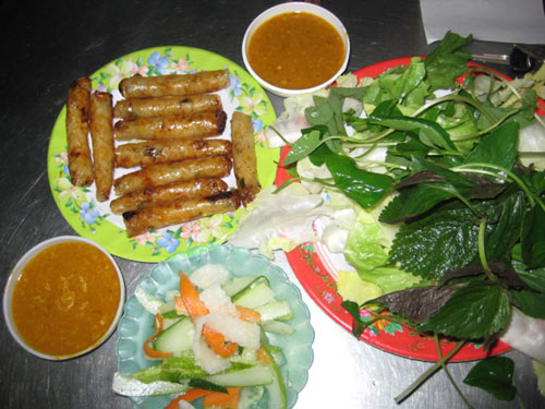 Chả ram bắp Đà Lạt có thể được xem là một trong những mối tơ gắn duyên du khách vào không gian nhộn nhịp bình dân nơi đây. Người Đà Lạt thanh lịch và nhẹ nhàng, nên những món ăn của họ chế biến hầu như cũng đều thắm đượm chút gì đó rất tao nhã. Chả ram bắp cũng thế, trong những cái chả cuốn thơm nồng mùi yến tiệc, lại ẩn chứa vị ngọt thanh đạm bình dị của bắp còn tươi non hương mới. Cách chế biến chả ram bắp có vẻ không quá khó, song nó lại đòi hỏi sự từ tốn trong cả quy trình làm chả.  Chả ram bắp chín có mùi thơm rất lạ, không chỉ phảng phất cái thi vị của món chả giò truyền thống, mà còn quyện vào đó một chút thanh của mùi bắp chín hấp dẫn đến lạ lùng. Dùng chung với chả ram bắp là rau sống, rau thơm tươi nguyên của Đà Lạt và nước chấm rất đặc biệt.