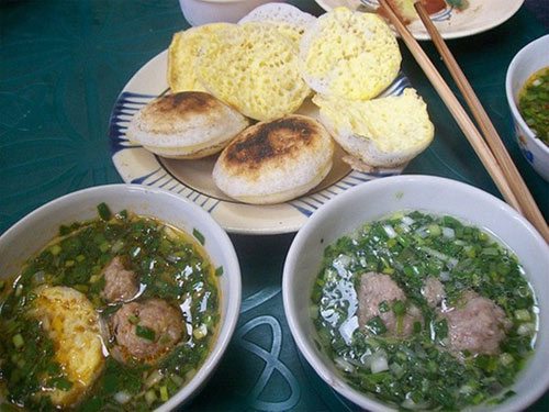 Bánh căn Đà Lạt là một món ngon vỉa hè nổi tiếng của phố núi  Bánh căn Đà Lạt có cách chế biến không cầu kỳ, cũng được đổ khuôn bằng bột gạo, nhưng lại trở nên đa dạng khi kết hợp với nhiều loại nhân theo khẩu vị của thực khách. Nhân bánh có thể là trứng cút, trứng gà ta, trứng vịt được đổ trên mặt bánh khi bột bánh đã se gần chín. Nếu không dùng trứng, thực khách có thể chọn cho mình nhân hải sản, không thì chút đậu xanh đã xôi chín vàng ươm rất bùi. Bánh căn khi đã đổ chín sẽ được bày thành từng cặp trên đĩa, được dùng kèm với một ít chả lụa, xíu mại và nước chấm. Nước chấm của món bánh căn Đà Lạt được pha chế rất khéo theo phong cách của người Đà Lạt gồm nước mắm pha với chút mỡ hành và chút ớt hoặc sa tế. Đôi khi nước chấm không phải là nước mắm pha mà lại là mắm nêm, cũng được pha chế rất nhẹ nhàng theo đúng vị của người Đà Lạt.
