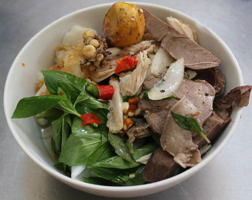 Món bánh ướt lòng gà Đà Lạt có thể xem là đặc sản của phố núi bởi sự độc đáo và lạ lẫm từ tên gọi đến hương vị của nó. Món bánh ướt lòng gà thực chất có cách chế biến không phức tạp, nhưng với người Đà Lạt, sự cầu toàn và bản chất thanh lịch đã làm cho món bánh ướt trở nên rất đặc biệt. Người Đà Lạt làm bánh ướt khéo và rất cẩn thận ngay từ khâu chọn gạo, chọn gà, lòng gà.  Vị dẻo thơm và rất mới của bánh ướt nóng mới tráng, chút béo ngậy của lòng gà và ngọt ngay của thịt gà vườn rất chắc, quyện trong vị nước chấm đậm đà, cay vừa phải thêm một chút nồng của ớt lẫn rau thơm khiến món bánh ướt ngon đến lạ lùng.