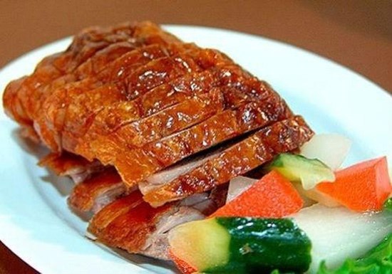 Lợn quay lá mác mật là món đặc sản Lạng Sơn nổi tiếng nhất: Lợn quay chín, chặt từng miếng xếp ra đĩa, hương vị của lá mác mật toả thơm ngát. Nước chấm dùng với món này là trái mác mật, muối, bột ngọt hoặc dùng nước mắm ớt bỏ trái mác mật vào sẽ làm món ăn thêm trọn vẹn.