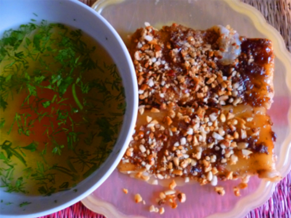 Nguyên liệu chính để làm món bánh cao sằng là gạo tẻ, nhân bánh làm bằng thịt lợn băm nhỏ và hành khô xào lên. Sau khi bột và nhân được làm xong sẽ được đổ vào khuôn, dàn đều cho mỏng và đem hấp cách thủy cho chín, khi bánh gần chín thì rưới nước thịt kho nuớc dừa đặc lên trên để tạo vị béo ngậy, quyện với mùi hành phi vô cùng hấp dẫn. Dùng dao sắc, cắt bánh thành hình chữ nhật khoảng cỡ bao diêm rồi rắc thêm chút lạc rang giã giập.  Điều đặc biệt là người Lạng Sơn ăn bánh kèm nước canh hầm từ xương heo, đặc biệt là xương ống thật kỹ, vớt hết bọt, rồi thêm hành hoa và mùi tàu thái nhỏ. Những đĩa bánh dành cho thực khách thường không quá hai miếng và nửa bát nuớc chấm. Khi ăn đổ ngập nuớc chấm vào bánh thì sẽ ngon hơn.