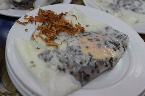 Bánh cuốn là món ăn được thực khách ưa chuộng nhất mỗi buổi sáng khi ở xứ Lạng. Nét đặc biệt riêng khác của món ăn nằm trong phần nhân bánh, thay bằng nhân thịt mộc nhĩ, nhân bánh chỉ bao gồm trứng gà. Khi có khách tới ăn, người chủ quán nhanh tay múc bột láng thật mỏng trên mặt nồi, bánh vừa chín tới, người ta liền giở nắp vung ra đập vào quả trứng gà, thịt nạc băm nhuyễn xào với hành, đậy nắp lại chừng 30 giây sau đó dùng một chiếc đũa tre dẹp khéo léo lật từng góc mép bánh cuộn lại vuông vắn ôm ấp lấy nhân trứng bên trong.  Điều thú vị hơn là khi ăn bánh người dùng phải đưa miếng bánh vào miệng khéo léo để lòng đỏ trứng vỡ ra trong miệng hòa lẫn với vị béo béo ngậy ngậy, mặn ngọt của nước thịt kho mới thấy hết được sự tinh tế trong ẩm thực của vùng quê này.