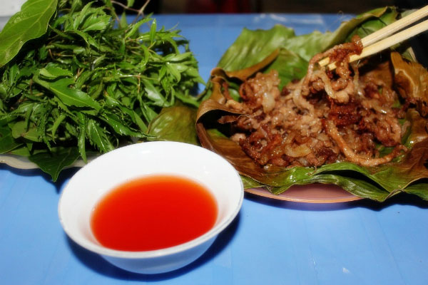 Nem Hữu Lũng được làm từ thịt sống, sau khi lên men khoảng 2 đến 3 ngày được nướng trên bếp than hoa cho lá chuối cháy xém. Nem được ăn kèm với lá đinh lăng cùng nước chấm chua, ngọt, tạo nên vị đặc trưng riêng chỉ có ở Lạng Sơn. Ngày lạnh được nhâm nhi nem nướng cùng ly rượu Mẫu Sơn thì không gì bằng.