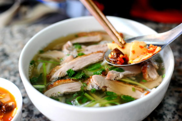 Phở vịt quay Lạng Sơn hấp dẫn người ăn bởi cũng là phở nhưng món ăn có phần lạ miệng hơn khi thay bò, gà truyền thống bằng miếng vịt quay thơm lừng. Khi thưởng thức một bát phở vịt, nếu không quen và cảm thấy hơi ngấy, bạn hãy dùng thêm một vài lát măng muối chua. Mùi thơm của thịt vịt, nước dùng béo ngậy và vị chua của măng tạo nên sự hấp dẫn và thương hiệu đặc biệt trong lòng du khách thập phương.