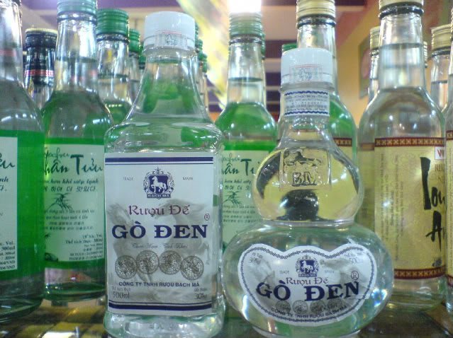 Trong tâm trí của mỗi dân nhậu Nam bộ, rượu đế Gò Đen xếp hàng ''đệ nhất tửu''. Dân nấu rượu Gò Đen xưa thường chọn những loại nếp hạt tròn, mẩy, có mùi thơm, trắng đục đều. Thường là nếp mỡ, nếp mù u và nếp than đen tuyền được trồng chính tại địa phương. Sau khi chọn nếp ngon nấu thành cơm nếp, để nguội thì rắc men vào ủ bằng loại men mài rễ thảo mộc hoặc men bí truyền chế từ các vị thuốc bắc: quế khâu, đinh hương, trần bì, quế chi, đại hồi cộng thêm nhãn lồng, trầu hương... Sau ba đêm tiếp tục chan nước rồi để ba đêm sau nữa nấu. Chỉ riêng khâu ủ men truyền thống đã mất gần một tuần. Trong tâm trí của mỗi dân nhậu Nam bộ, rượu đế Gò Đen xếp hàng ''đệ nhất tửu''. Dân nấu rượu Gò Đen xưa thường chọn những loại nếp hạt tròn, mẩy, có mùi thơm, trắng đục đều. Thường là nếp mỡ, nếp mù u và nếp than đen tuyền được trồng chính tại địa phương. Sau khi chọn nếp ngon nấu thành cơm nếp, để nguội thì rắc men vào ủ bằng loại men mài rễ thảo mộc hoặc men bí truyền chế từ các vị thuốc bắc: quế khâu, đinh hương, trần bì, quế chi, đại hồi cộng thêm nhãn lồng, trầu hương... Sau ba đêm tiếp tục chan nước rồi để ba đêm sau nữa nấu. Chỉ riêng khâu ủ men truyền thống đã mất gần một tuần.