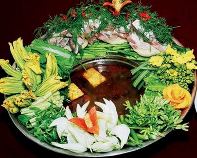 Lẩu mắm là một món ăn tổng hợp đầy đủ các sản phẩm từ biển cả, ao hồ, ruộng đồng sông ngòi: cá, tôm, cua, mực, bò, heo... và đặc biệt là một số lượng phong phú, đa dạng của các loài rau. Hầu như nơi mảnh đất hoang dã miền nam mọc thứ rau gì ăn được, là có thể tìm thấy trong đĩa rau của lẩu mắm: rau muống, rau cải trời, cọng súng, bông điên điển, giá sống, rau thơm, khế chua, chuối chát, dưa chuột, rau đắng, ớt đỏ, thơm... Lẩu mắm là một món ăn tổng hợp đầy đủ các sản phẩm từ biển cả, ao hồ, ruộng đồng sông ngòi: cá, tôm, cua, mực, bò, heo... và đặc biệt là một số lượng phong phú, đa dạng của các loài rau. Hầu như nơi mảnh đất hoang dã miền nam mọc thứ rau gì ăn được, là có thể tìm thấy trong đĩa rau của lẩu mắm: rau muống, rau cải trời, cọng súng, bông điên điển, giá sống, rau thơm, khế chua, chuối chát, dưa chuột, rau đắng, ớt đỏ, thơm...